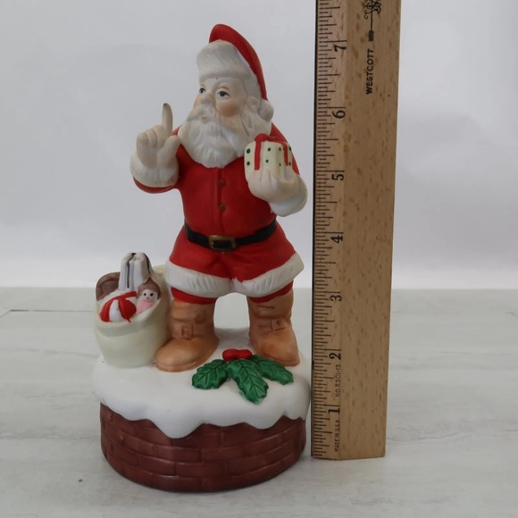 Vintage Wind Up Musical Santa giving presents By Mann - Picture 4 of 4